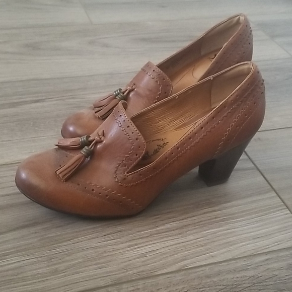 Shoes - Picture 2 of 4